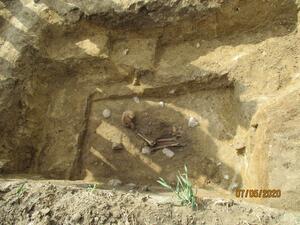 Bild vergrößern: Grab einer jungen Frau in Bietikow