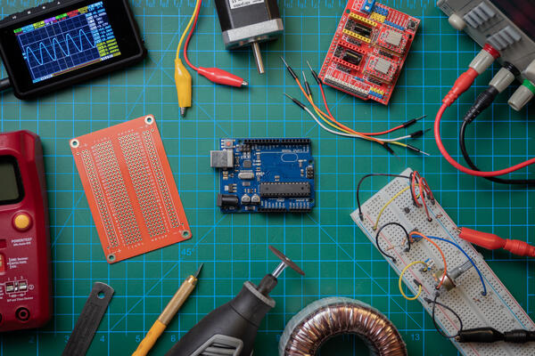 Bild vergrößern: Top,View,Of,Electronic,Lab,Bench,Showing,An,Arduino,Uno