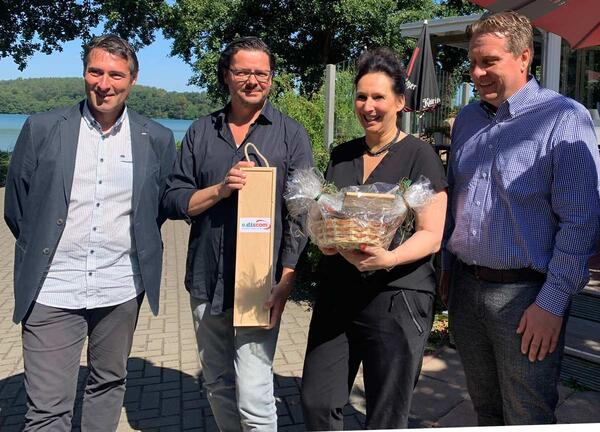 Bild vergr&ouml;&szlig;ern: �bergabe-Glasfaseranschluss-Seehotel-Lychen