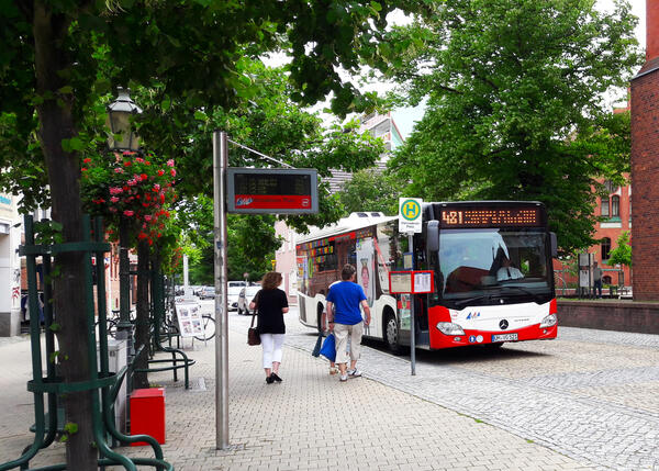 Bild vergrößern: Bus in Schwedt, Vierradener Platz