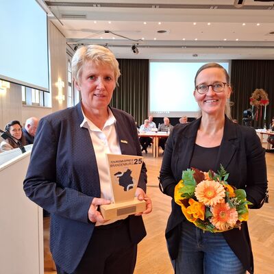 Bild vergr&ouml;&szlig;ern: Landr�tin Karina D�rk und Tourismus Marketing GmbH Gesch�ftsf�hrerin Anet Hoppe im Plenarsaal Prenzlau