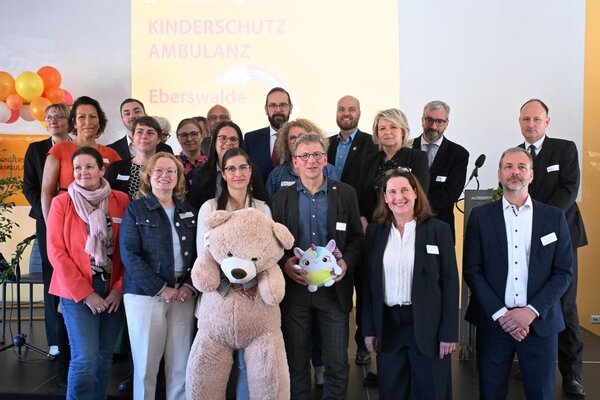 Bild vergr&ouml;&szlig;ern: Gruppenbild, Er&ouml;ffnbung Kinderschutzambulanz Eberswalde