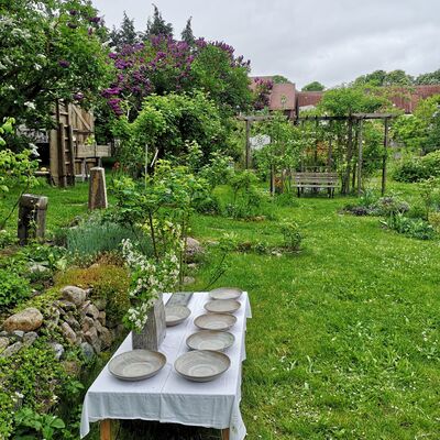 Bild vergr&ouml;&szlig;ern: Im Garten der T�pferei Annett Schr�der, Foto Merith Sommer (1)