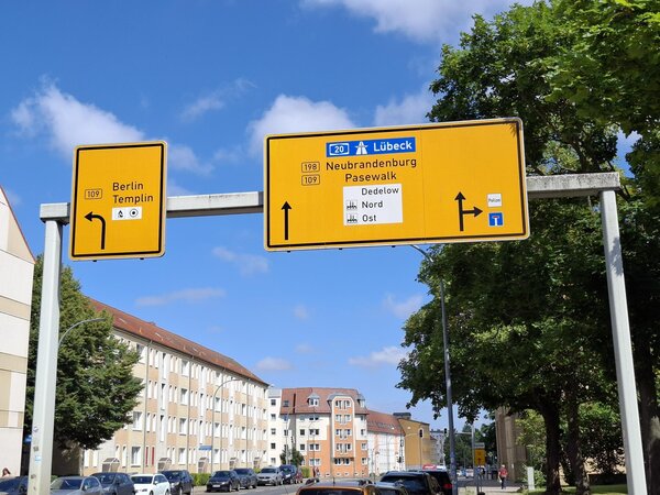 Bild vergr&ouml;&szlig;ern: Schilderbr�cke Prenzlau