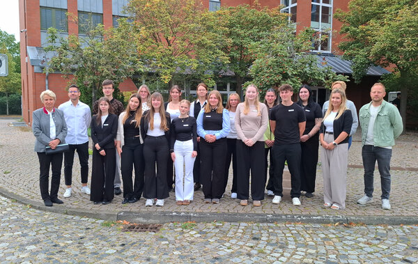 Bild vergr&ouml;&szlig;ern: Gruppenfoto der neuen Azubis und Studenten zusammen mit Ausbildern und der Landr�tin
