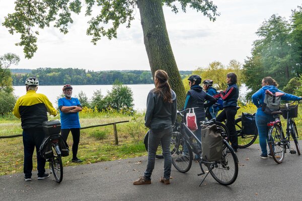 Bild vergr&ouml;&szlig;ern: Dr. Tautenhahn vor dem Wolletzsee_Foto Pr�senzstelle