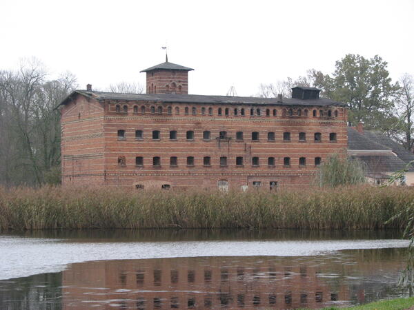 Bild vergr&ouml;&szlig;ern: M&uuml;row, Speicher der Gutsanlage