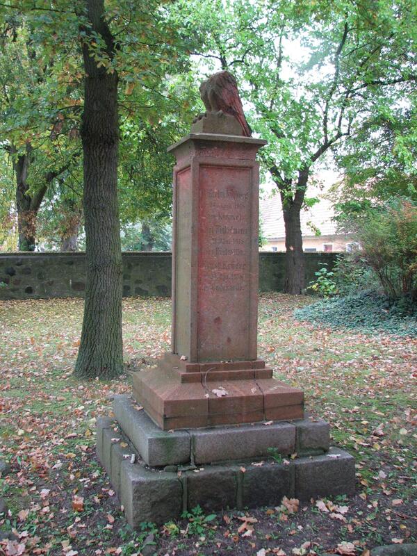 Bild vergr&ouml;&szlig;ern: Neuk&uuml;nkendorf, Kriegerdenkmal auf dem Kirchhof